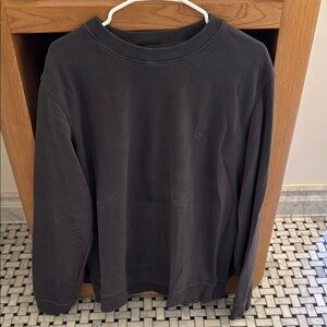 Vuori charcoal Men's Black crewneck sweatshirt. XL